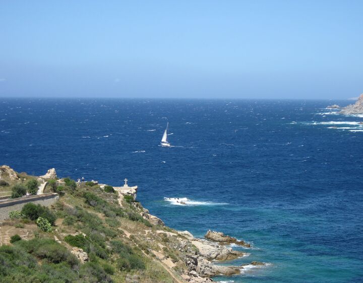 Felsküste im Norden mit Segelboot